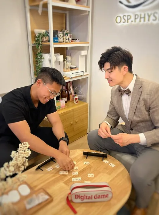 OSP兩位物理治療師在診所內交流