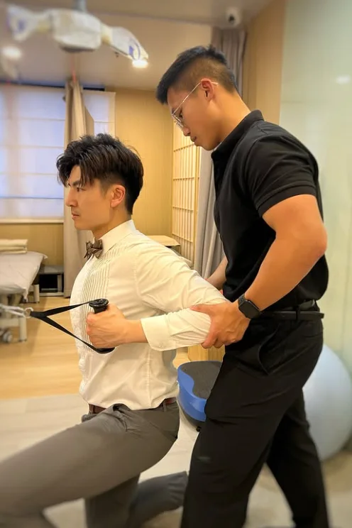 Gerald在OSP旺角診所指導阻力帶划船訓練