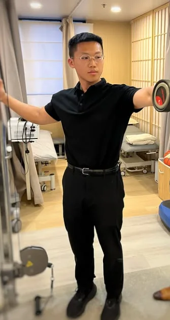 OSP物理治療師Gerald在診所內的個人照