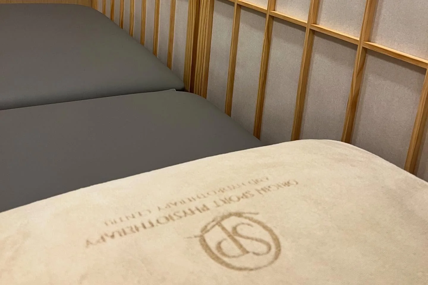OSP旺角診所內的治療床及木格屏風